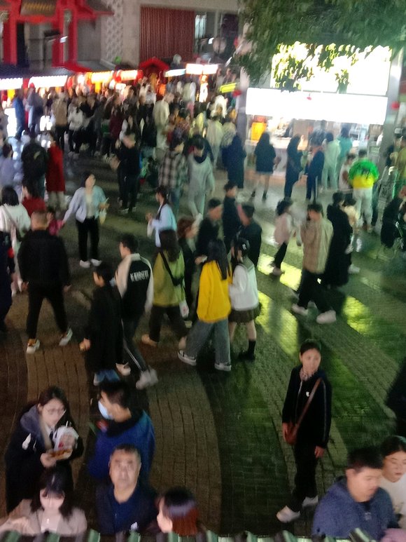 ”街上看见都是一对一对的情侣，好羡慕啊！