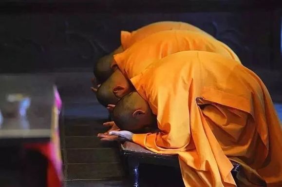 ”后悔是活在过去，忏悔是为了未来！