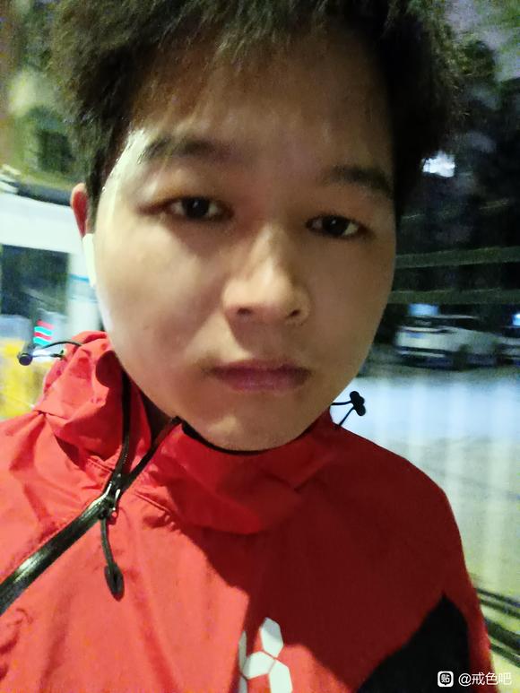 ”朋友们看下我像多大的