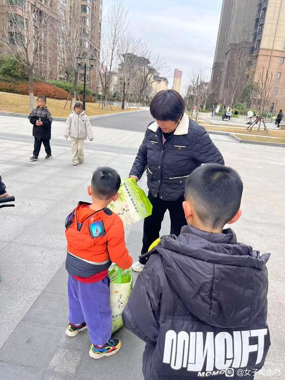 ”戒色袋子发放撒