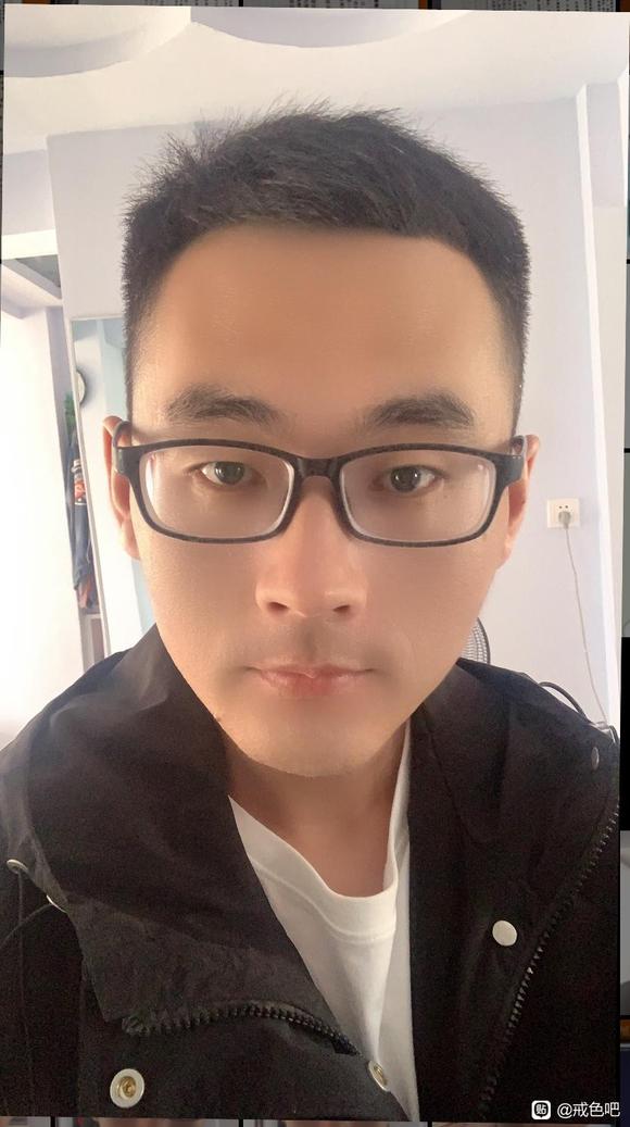 ”家人们，我戒色很长时间了，改变很多，你们评价一下我的五官，