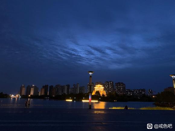 ”在公园自己散步，好羡慕有女朋友的