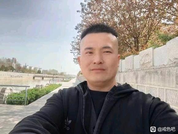 ”精神分裂症患者小腿站不住，想蹲不能原地站立