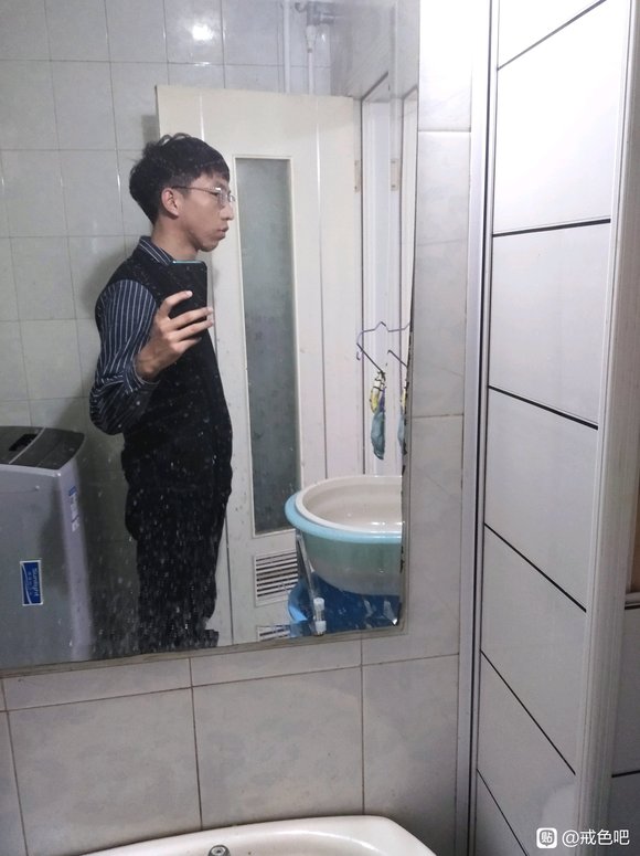 ”戒色两百天，我能变帅吗？我觉得自己依然像个怪物，这侧脸我真的