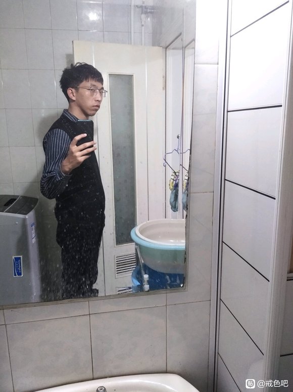 ”戒色两百天，我能变帅吗？我觉得自己依然像个怪物，这侧脸我真的