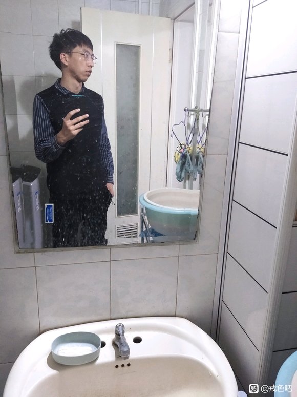 ”戒色两百天，我能变帅吗？我觉得自己依然像个怪物，这侧脸我真的