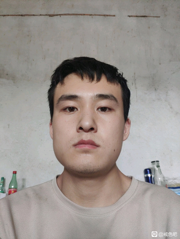 ”我这颓废样子，这些天家里没人，自己独处，做恶梦，醒来念头也来